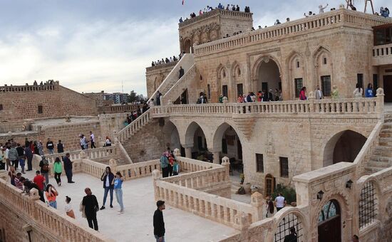 İnci Serra ile  Özel Uçaklı Butik Mardin – Midyat – Diyarbakır Turu